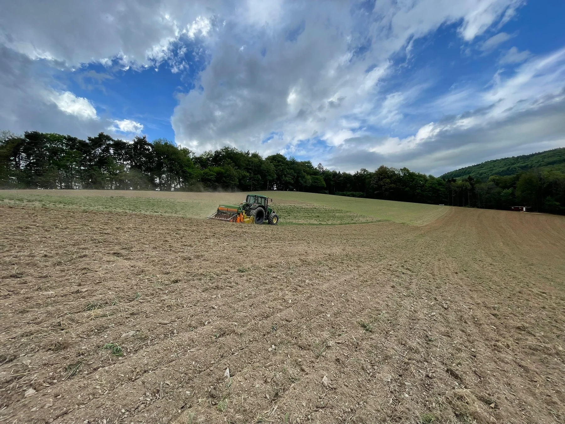 Feldarbeit mit dem Traktor